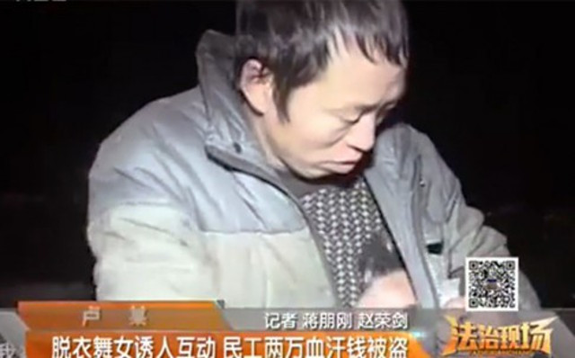 Nam công nhân chỉ vị trí để tiền ở mặt trong của áo