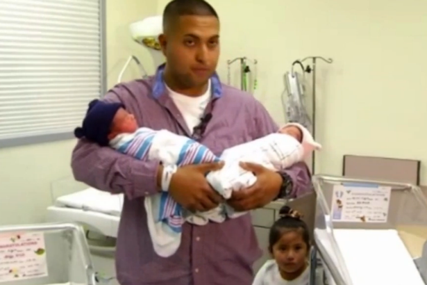 Anh Luis Valencia bế cặp sinh đôi trên tay