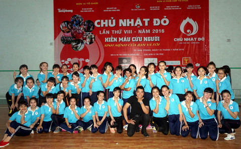 Sinh viên lớp M19E trường CĐ Sư phạm Trung ương Nha Trang hào hứng bên backdrpop kích thước 8m x 5m, tại Nhà thi đấu đa năng, trường CĐ Sư phạm Trung ương Nha Trang