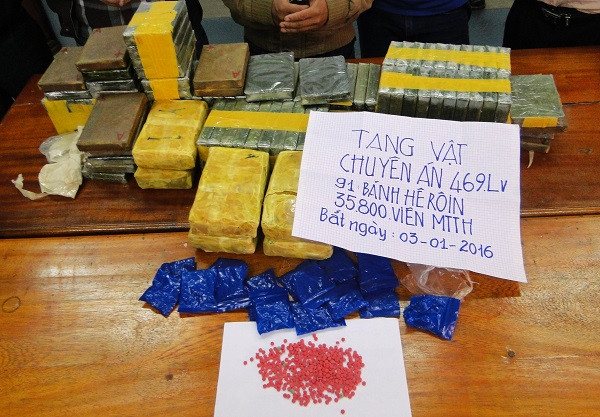 Các đối tượng bị bắt giữ cùng tang vật. 