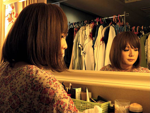 Kuriko, quản lý câu lạc bộ trong phòng trang điểm. Ảnh: Japan Times