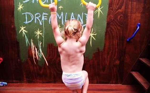 Choáng với bé 3 tuổi sở hữu cơ bụng sáu múi cuồn cuộn