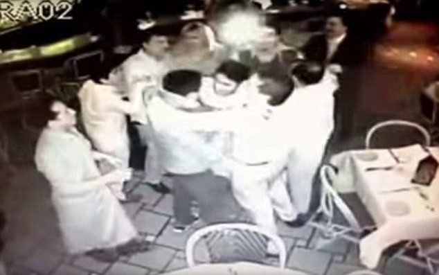 Các nhân viên ăn mừng sau khi biết tin mình trúng xổ số. Hình ảnh ghi lại từ camera của nhà hàng.