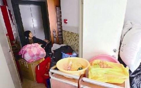 Bà cụ 73 tuổi đang ở ngay gần thang máy, ngoài căn hộ con trai và con dâu đang sống. Ảnh: 163.com.