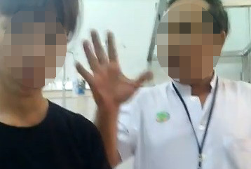 Ảnh cắt từ video clip cho thấy điều dưỡng đang mắng người nhà bệnh nhi. 