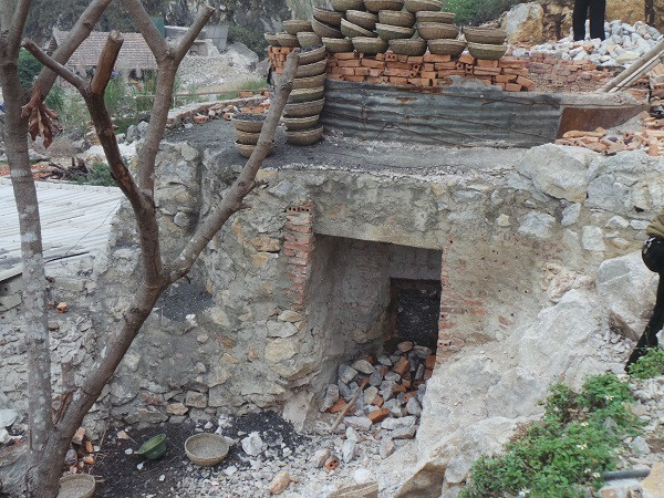 Hiện trường bên ngoài lò vôi. Ảnh: Hoàng Lam