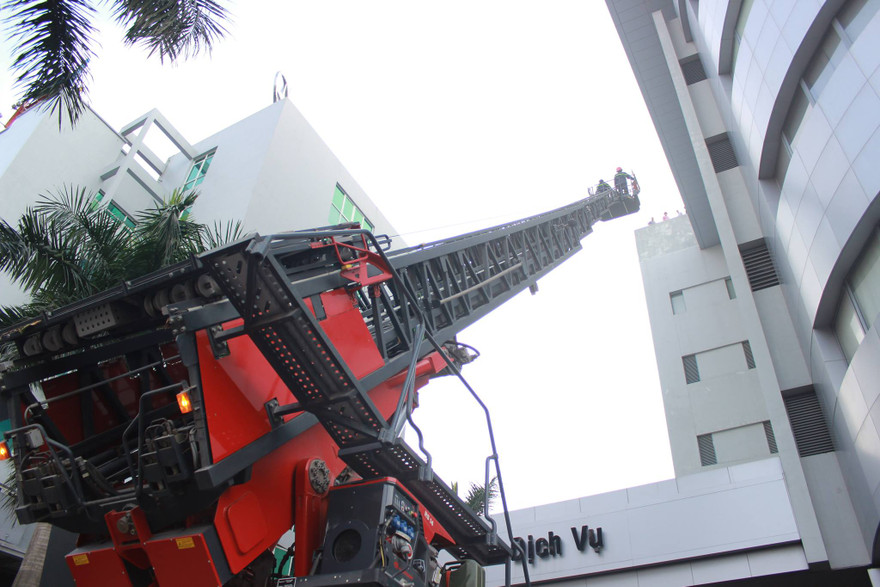 Lạnh người với ảnh hiện trường vụ cháy ở tòa nhà Toyota