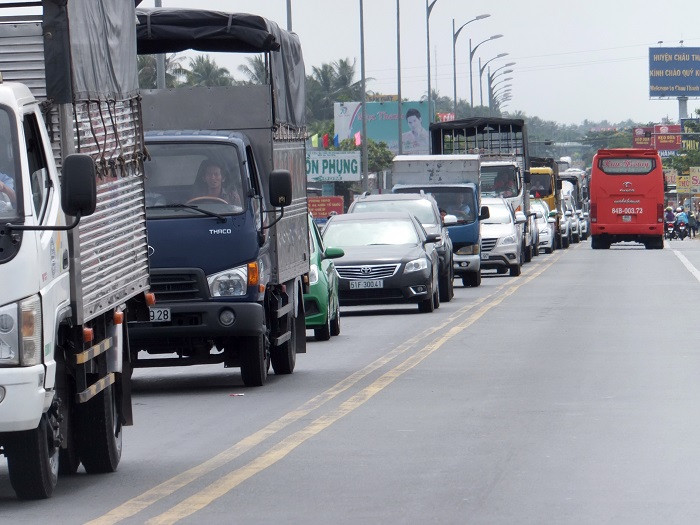 Kẹt xe kéo dài gần 5 km do tai nạn giao thông. 