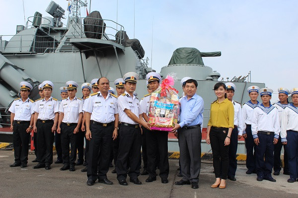 Anh Nguyễn Mạnh Dũng cùng cán bộ chiến sĩ Bộ tư lệnh Vùng 2 Hải quân