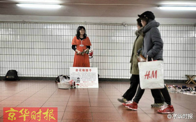 Câu chuyện cảm động về một người cha giả gái đứng bán hoa kiếm tiền chữa bệnh cho con mới đây đã lay động trái tim của đông đảo cư dân mạng Trung Quốc. 