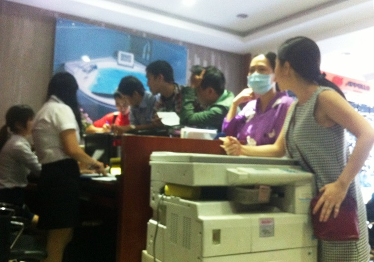 Ngày 15/12 nhiều người đến đặt cọc để tiêm vắc xin dịch vụ ở công ty CP vật tư tiêu hao y tế Sài Gòn. 