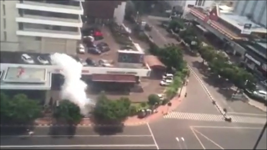 Lạnh người chứng kiến vụ đánh bom ở trung tâm Jakarta