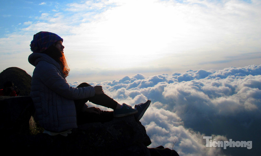 Đối với những bạn trẻ muốn ngắm nhìn biển mây bồng bềnh, cuồn cuộn thì dãy Tà Xùa (ranh giới tự nhiên giữa hai tỉnh Sơn La và Yên Bái) là một điểm đến hấp dẫn, không thể không ghé thăm một lần trong đời. 