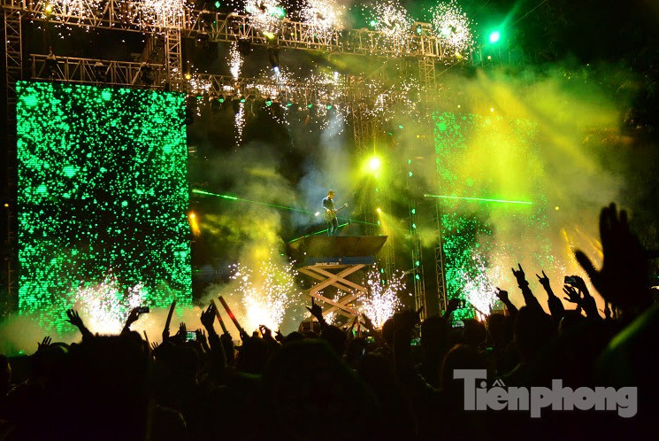 'Biển' người hân hoan xuống đường đón năm mới 2016