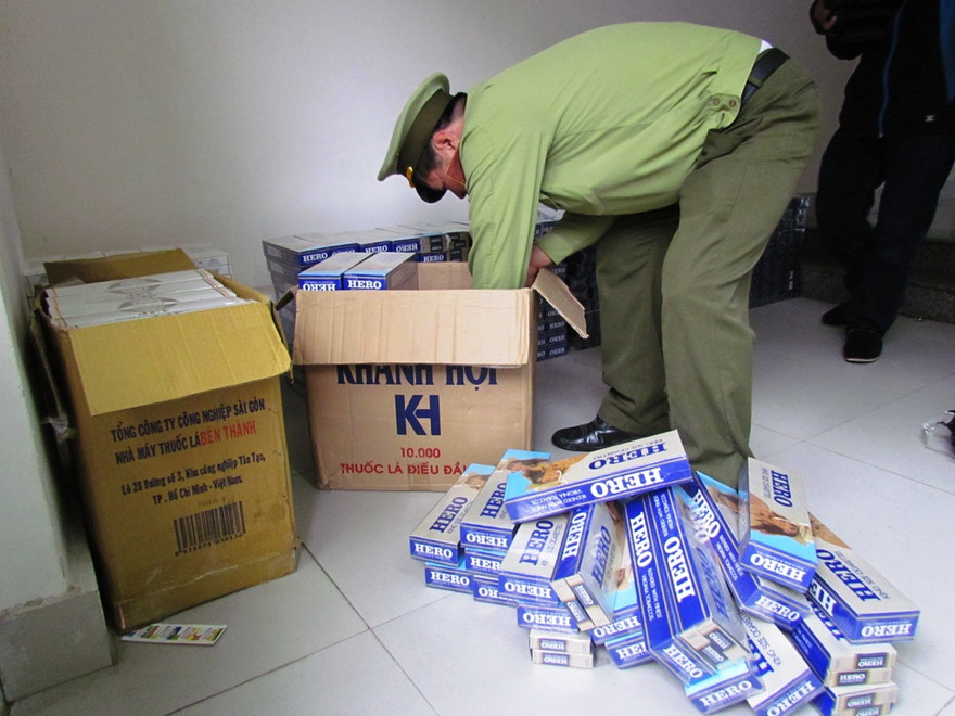 Lô hàng cấm được giấu tinh vi dưới thùng xe chuyên dụng dùng để chở các loại xe gắn máy mới xuất xưởng. 