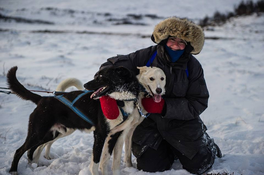 Mel Andrews (39 tuổi) vốn là một nữ nhân viên cứu hộ tại bãi biển Cornwall (Anh). Cô dành phần lớn thời gian của mình ngồi trên biển quan sát khách du lịch để kịp thời cứu hộ khi cần. 