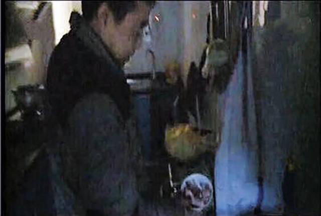 Anh Jian đứng cạnh xô thịt phát sáng.