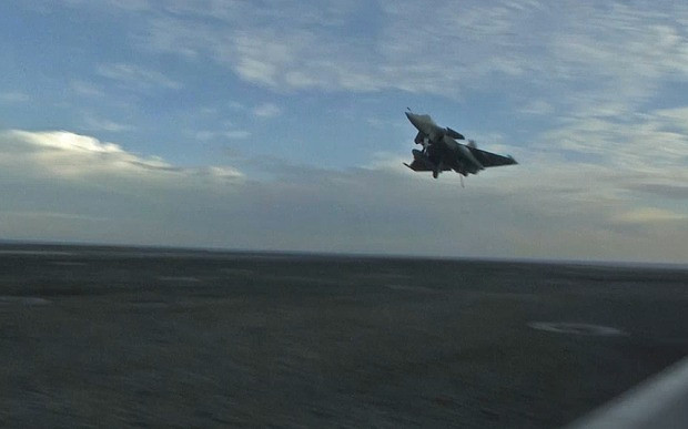 Máy bay chiến đấu cất cánh từ tàu sân bay Charles de Gaulle (Ảnh: Telegraph) 