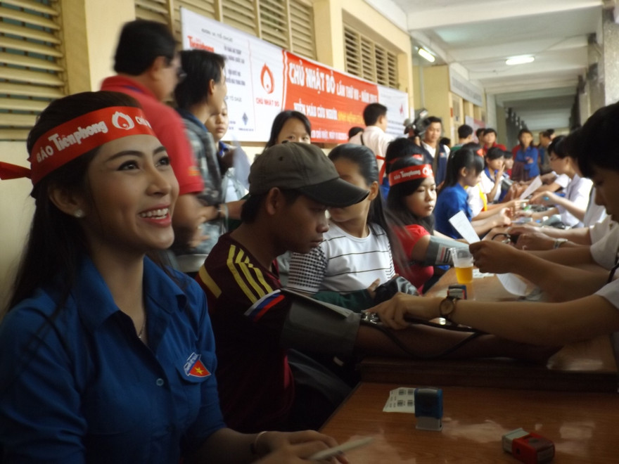 Hoa hậu Đại dương 2014 Đặng Thu Thảo tươi cười hiến máu