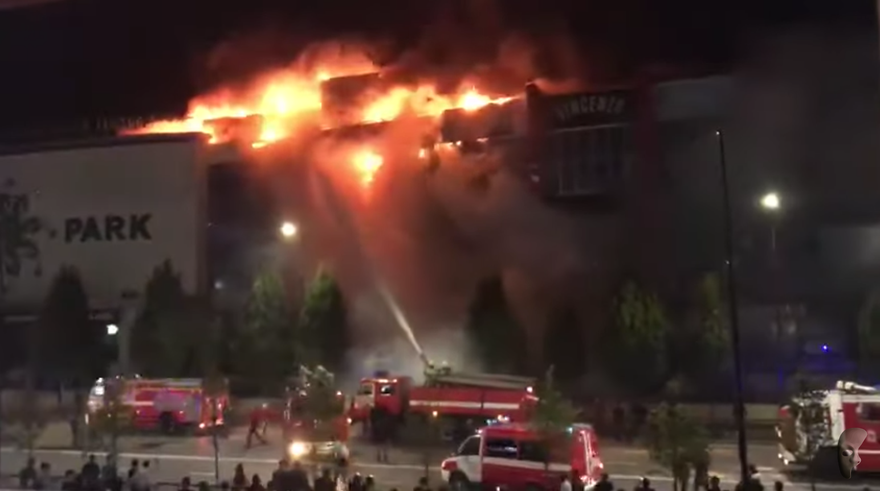 Vụ cháy bao trùm toàn bộ mặt trước trung tâm thương mại. Ảnh cắt từ video