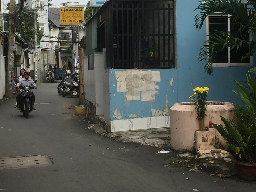 Giếng Bọng nằm trên đường số 10 phường Trường Thọ, Thủ Đức. Giếng nằm sát đường ngay cạnh nhà dân, hiện đang được bà con nơi đây lập bàn thờ với nhang và hoa.