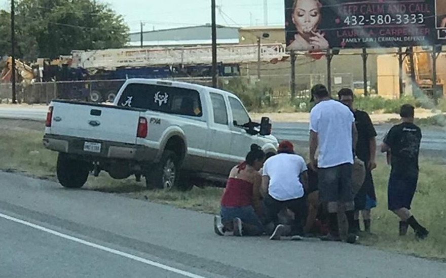 Người đi đường hỗ trợ nạn nhân bị thương. Ảnh: Facebook