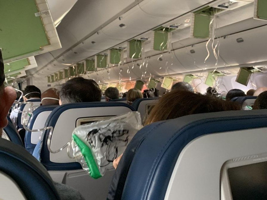 Mặt nạ oxy rơi xuống khi máy bay đột ngột hạ độ cao. Ảnh: Twitter