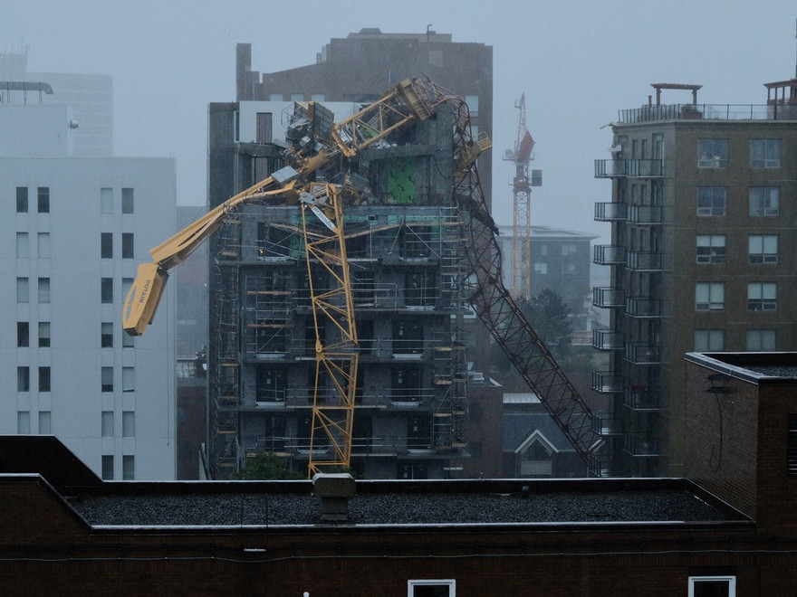 Hiện trường vụ đổ cần cẩu ở Canada. Ảnh: Twitter