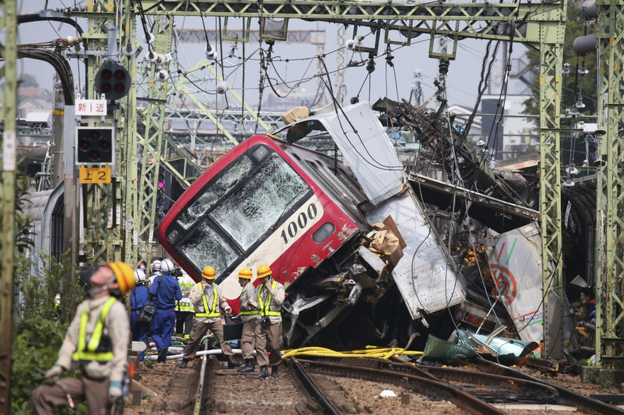Cú đâm khiến đoàn tàu trật bánh. Ảnh: AP