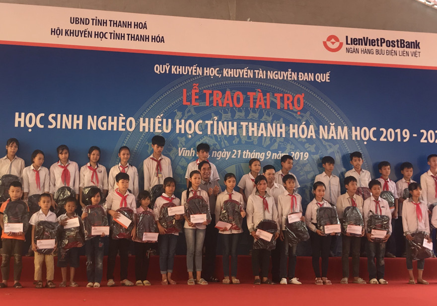 Trao 1.000 suất học bổng và quà  cho học sinh nghèo xứ Thanh