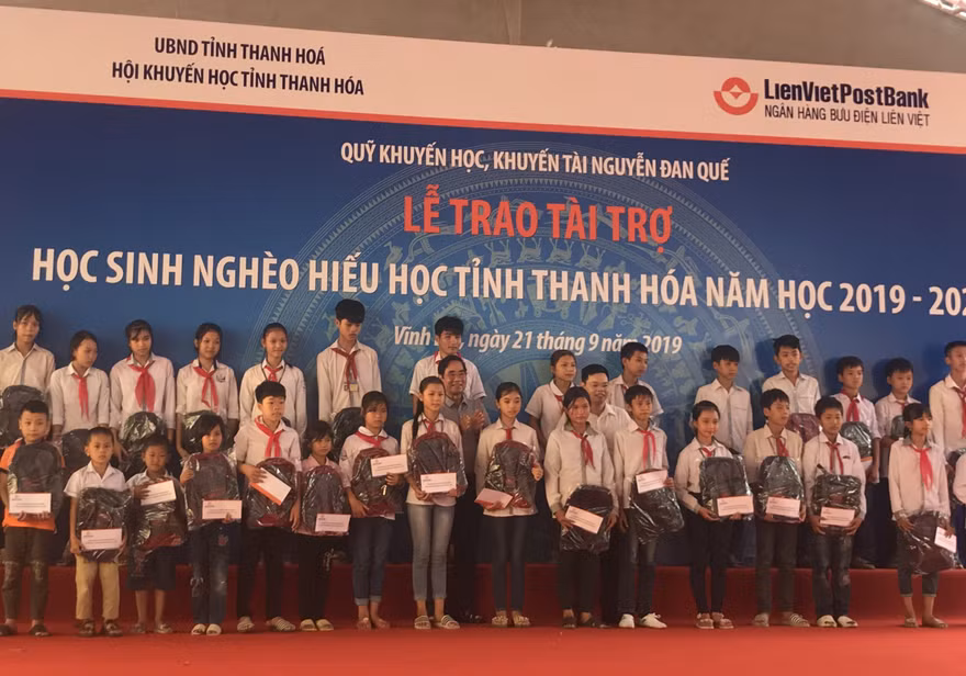 Trao 1.000 suất học bổng và quà  cho học sinh nghèo xứ Thanh