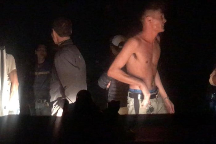 Đối tượng cởi trần giắt dao bầu ở cạp quần chặn xe nhà báo.