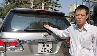 Anh Báu cùng chiếc xe bị tưới xăng. Ảnh: M.Đ