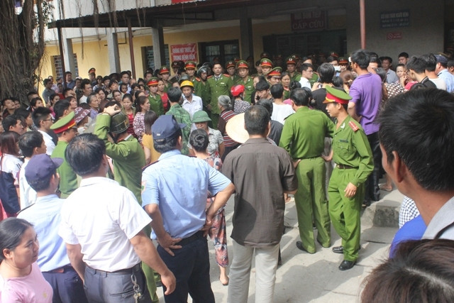 Hàng trăm người dân tụ tập tại bệnh viện sau cái chết của chị Duyên