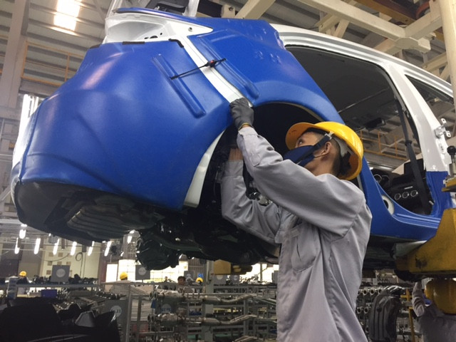 Ngành công nghiệp ô tô Việt Nam đang tồn tại một số hạn chế như giá thành cao, chất lượng dù có cải tiến nhưng chưa bằng xe nhập khẩu. Các doanh nghiệp trong nước phần lớn mới ở mức độ lắp ráp đơn giản. (Ảnh minh họa)