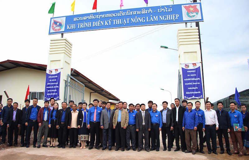 Đoàn công tác thăm khu trình diễn kĩ thuật nông lâm nghiệp.