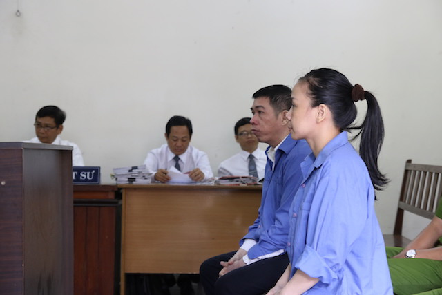Hai bị cáo tại tòa ngày 9/3. Ảnh: Tân Châu