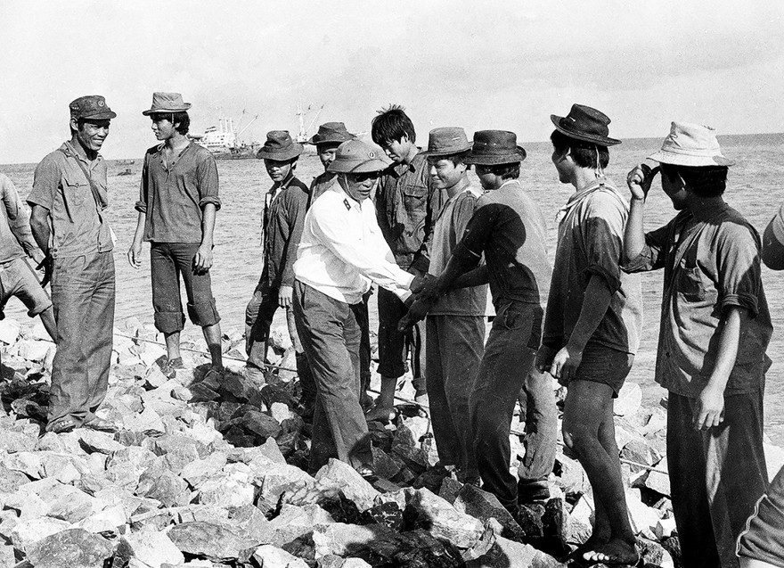 Cố Đô đốc, Tư lệnh Hải quân Giáp Văn Cương thăm bộ đội đang xây dựng đảo chìm Tiên Nữ, tháng 5/1988. Ảnh: Nguyễn Văn Thái