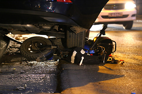 Xe đạp điện nằm dưới bánh xe. 