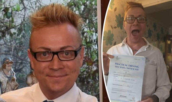 Mason sung sướng khoe giấy thông báo đỗ bằng lái xe. Ảnh: Facebook