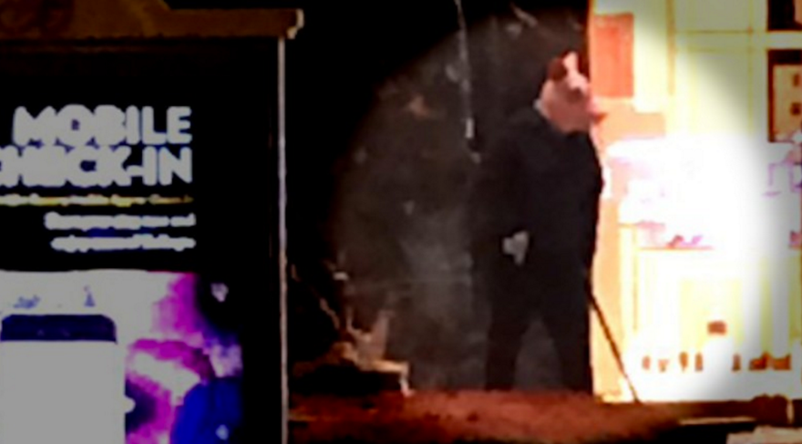 3 kẻ cầm súng, rìu cướp cửa hàng trang sức trong đêm