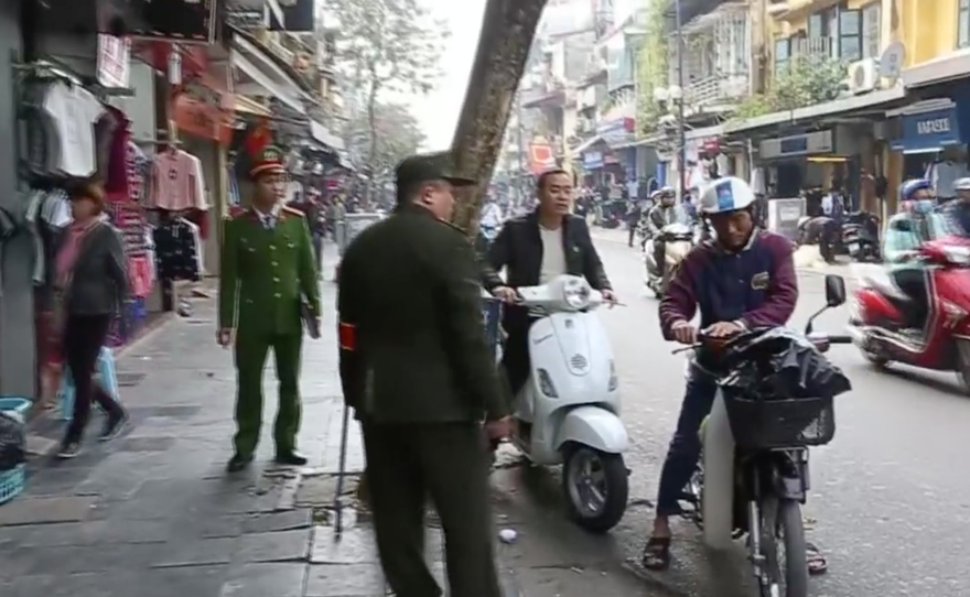 Công an lập chốt giữ vỉa hè phố cổ cho người đi bộ