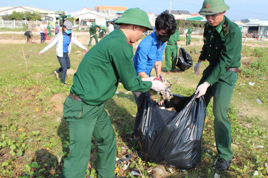 Chiến sĩ biên phòng ra quân làm sạch biển
