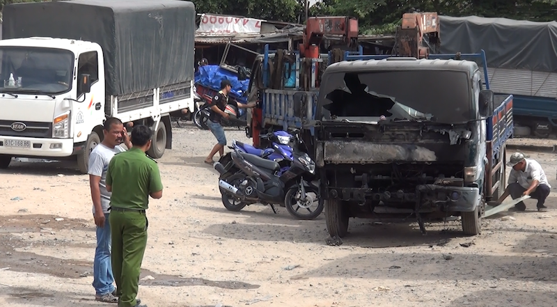 Chiếc xe tải bị thiêu rụi phần đầu.