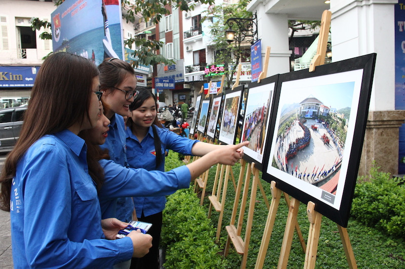 Các bạn trẻ và khách mời tham quan triển lãm ảnh Tuổi trẻ vì biển đảo quê hương