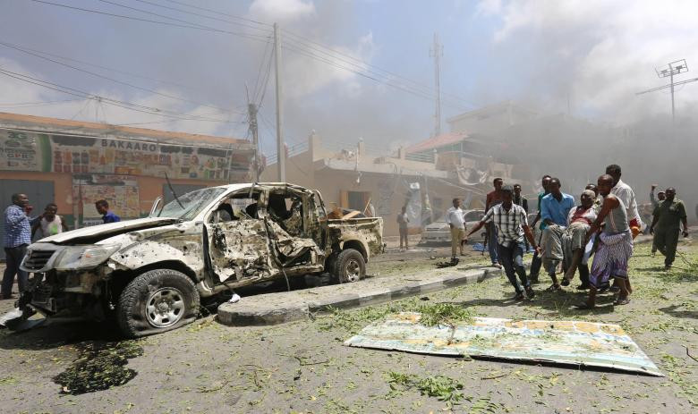 Chiếc xe chứa bom nát tươm sau vụ nổ. Ảnh: Reuters