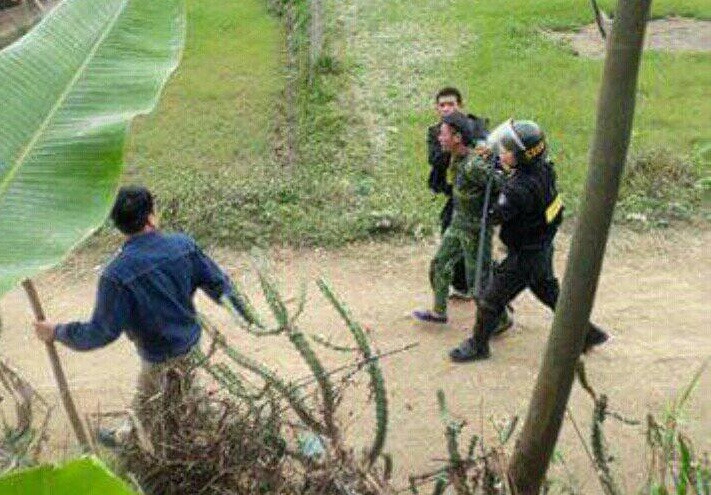 Lực lượng công an dẫn giải đối tượng Kho (giữa) về cơ quan điều tra. Ảnh: TN