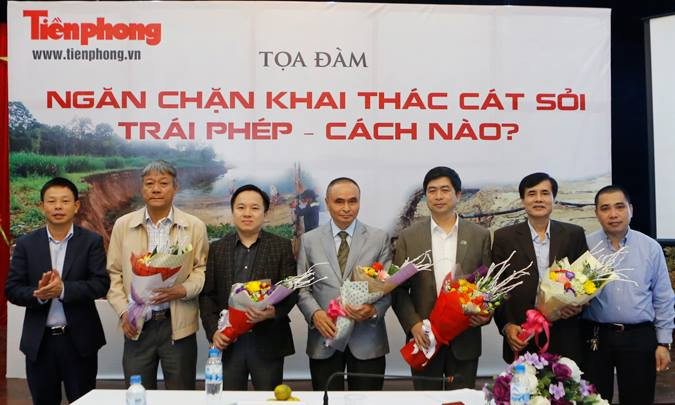 Các vị khách mời tham dự cuộc tọa đàm.