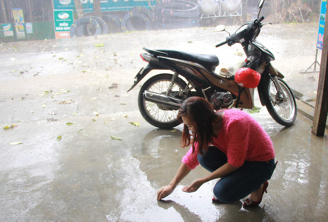 Người dân địa phương nhặt những viên đá lên xem.