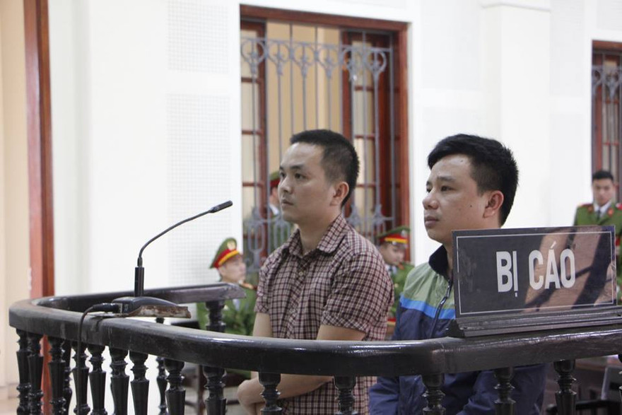 Hai bị cáo Hiến và Tuấn trước vành móng ngựa.